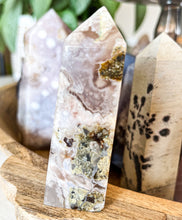 Load image into Gallery viewer, Flower Agate Tower